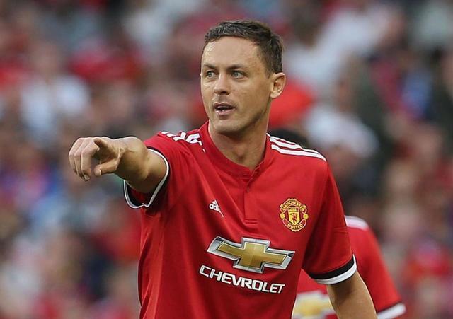 队的表现引 队的表现引